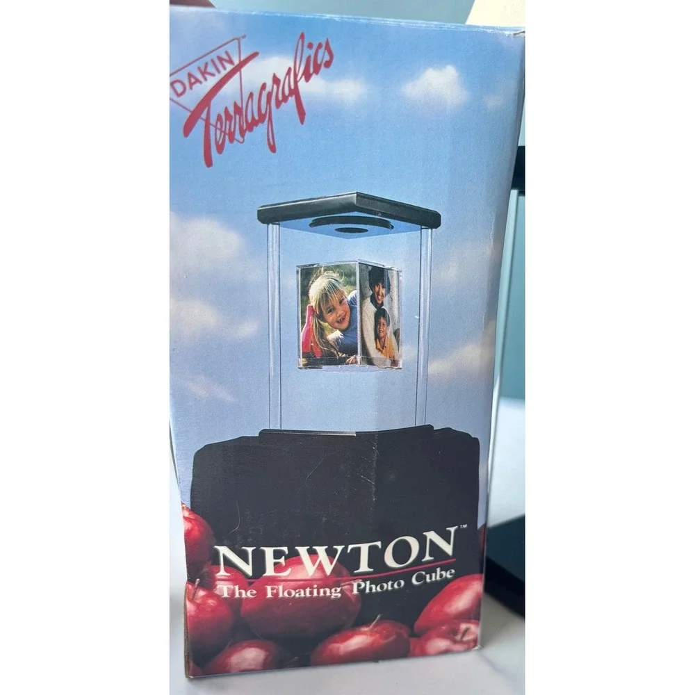Vintage 1989 Dakin Terragrafics Newton Floating Magnetic Photo Cube Black Lucite
